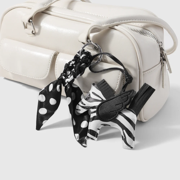 Schlüsselanhänger Pferd mit Seidenschal, schwarz weiß